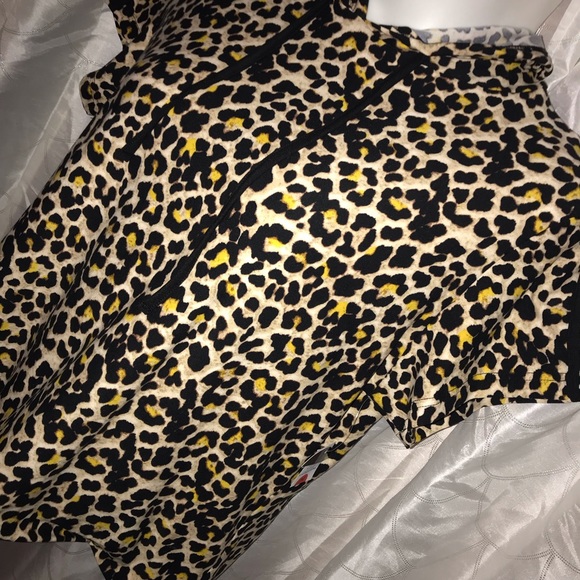 ⬇️Hooded leopard cropped tee - Picture 2 of 6